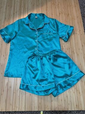 Satin shorts pajama set. Short sleeved. Size S. Green/white trim.